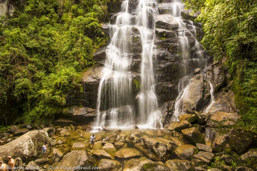 Imagem das quedas da Cachoeira Véu de Noiva.